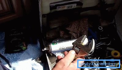Ahora necesitas conectar el mezclador a las tuberías. Ahora necesitas conectar el mezclador a las tuberías.