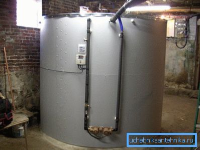 Batería de calor en el sótano de la casa rural. Batería de calor en el sótano de la casa rural.