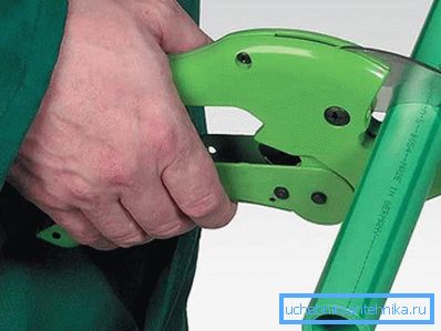 Con cuidado y con precisión cortar el tubo. Con cuidado y con precisión cortar el tubo.