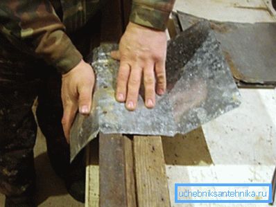 Forma suavemente la hoja de metal Forma suavemente la hoja de metal
