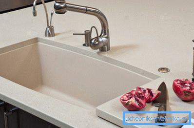 Acoplar suavemente el fregadero con la parte superior de la mesa no es tarea fácil. Acoplar suavemente el fregadero con la parte superior de la mesa no es tarea fácil.
