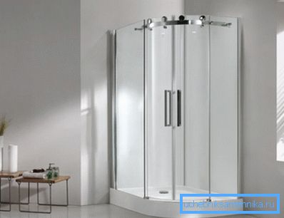 Esquina acrílica para ducha 100x100 con sótano bajo en un interior minimalista