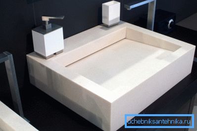 Los productos acrílicos pueden imitar la cerámica o la piedra. Los productos acrílicos pueden imitar la cerámica o la piedra.