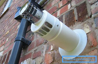 Un sistema alternativo de extracción de humo que se instala en una pared generalmente está equipado con filtros especiales. Un sistema alternativo de extracción de humo que se instala en una pared generalmente está equipado con filtros especiales.