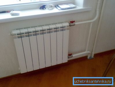 La batería de aluminio instalada en la habitación no estropeará su aspecto. La batería de aluminio instalada en la habitación no estropeará su aspecto.