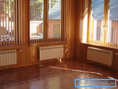 Radiadores de aluminio en el interior de una casa de campo.