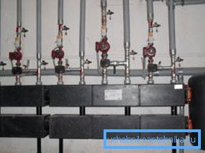 Equipamiento en la sala de calderas. Equipamiento en la sala de calderas.