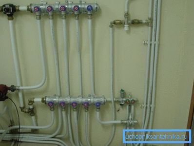 Los accesorios lejanos para calefacción y suministro de agua se utilizan al ensamblar un sistema de calefacción de colector. Los accesorios lejanos para calefacción y suministro de agua se utilizan al ensamblar un sistema de calefacción de colector.