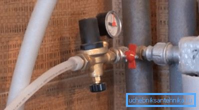Alimentación automática del sistema de calefacción cuando la presión en el sistema cae por debajo de 1,8 bar Alimentación automática del sistema de calefacción cuando la presión en el sistema cae por debajo de 1,8 bar