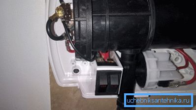Tanque con intercambiador de calor en el interior del dispositivo. Tanque con intercambiador de calor en el interior del dispositivo.