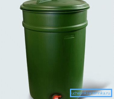 Tanque con la grúa para agua potable para la dacha de temporada. Tanque con la grúa para agua potable para la dacha de temporada.