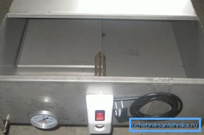 Tanque con elementos calefactores para calefacción. Tanque con elementos calefactores para calefacción.