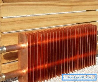 Batería hecha de tubo de cobre y placas de disipador de calor. Batería hecha de tubo de cobre y placas de disipador de calor.