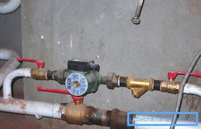 El bypass entre las inserciones de la bomba en la foto permite que el circuito funcione con circulación natural. El bypass entre las inserciones de la bomba en la foto permite que el circuito funcione con circulación natural.
