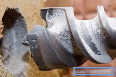 Los muros de concreto se perforan mejor con un taladro especial o una herramienta de diamante. Los muros de concreto se perforan mejor con un taladro especial o una herramienta de diamante.