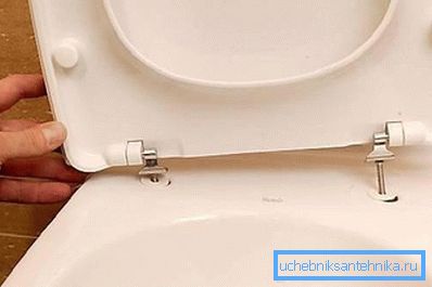 Es imposible fijar la tapa en el inodoro sin accesorios de alta calidad. Es imposible fijar la tapa en el inodoro sin accesorios de alta calidad.