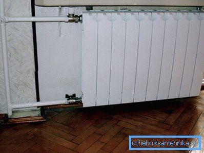 Batería bimetálica en el interior de un apartamento estándar. Batería bimetálica en el interior de un apartamento estándar.