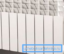 Los radiadores bimetálicos de 350 mm son casi indistinguibles del aluminio externamente, pero en su interior hay un diseño fundamentalmente diferente. Los radiadores bimetálicos de 350 mm son casi indistinguibles del aluminio externamente, pero en su interior hay un diseño fundamentalmente diferente.