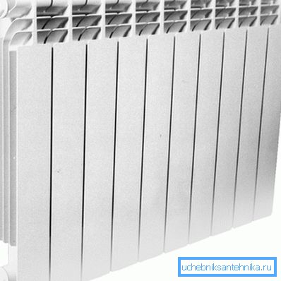 El radiador bimetálico 500 por 80 por 80 consiste en un inserto de acero y una carcasa exterior de aluminio El radiador bimetálico 500 por 80 por 80 consiste en un inserto de acero y una carcasa exterior de aluminio