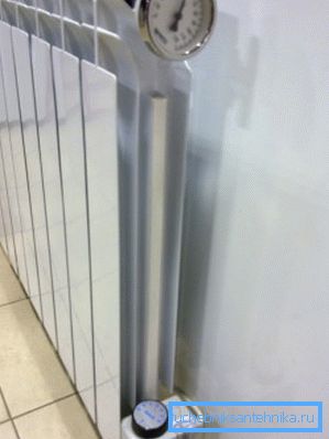 Radiador bimetálico con resistencia eléctrica. Radiador bimetálico con resistencia eléctrica.