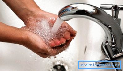 Gracias a la caldera, es posible no solo calentar la habitación, sino también calentar el agua para las necesidades domésticas. Gracias a la caldera, es posible no solo calentar la habitación, sino también calentar el agua para las necesidades domésticas.