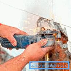 El búlgaro ayudará a hacer una pared en la pared y eliminar los materiales de acabado viejos. El búlgaro ayudará a hacer una pared en la pared y eliminar los materiales de acabado viejos.