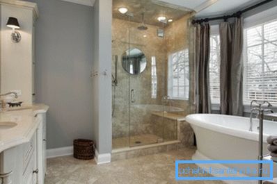 Gran baño con ducha y bañera estándar. Gran baño con ducha y bañera estándar.