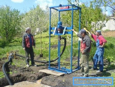 Un equipo de especialistas realiza perforaciones rotativas de pozos de agua.