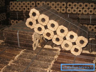 Briquetas de biocombustibles de la industria de residuos de madera. Briquetas de biocombustibles de la industria de residuos de madera.