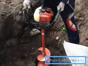 La máquina perforadora con el motor de gasolina. La máquina perforadora con el motor de gasolina.