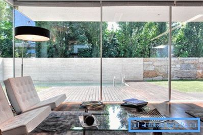 Cuantas más ventanas haya en la casa, más pérdida de calor. Cuantas más ventanas haya en la casa, más pérdida de calor.