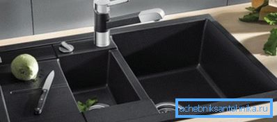 El lavabo negro de una piedra artificial no perderá la saturación incluso después de largos años de servicio. El lavabo negro de una piedra artificial no perderá la saturación incluso después de largos años de servicio.