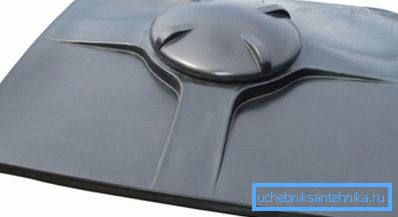 El color negro y la gran área de absorción de los rayos del sol garantizan un rápido calentamiento del agua vertida en el tanque. El color negro y la gran área de absorción de los rayos del sol garantizan un rápido calentamiento del agua vertida en el tanque.