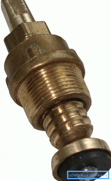 Casquillo helicoidal con junta de goma. Casquillo helicoidal con junta de goma.