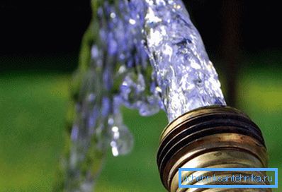 Agua clara en cantidades ilimitadas en el país y en una casa de campo. Agua clara en cantidades ilimitadas en el país y en una casa de campo.