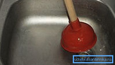 La limpieza con un émbolo es fácil y simple. La limpieza con un émbolo es fácil y simple.