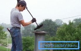 Limpiando un zueco con un cepillo Limpiando un zueco con un cepillo