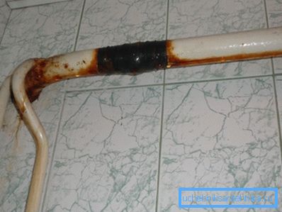 La condensación excesiva conduce a la oxidación en la superficie de la tubería. La condensación excesiva conduce a la oxidación en la superficie de la tubería.