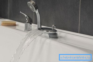 Para llegar a las comunicaciones, es necesario quitar el baño. Para llegar a las comunicaciones, es necesario quitar el baño.