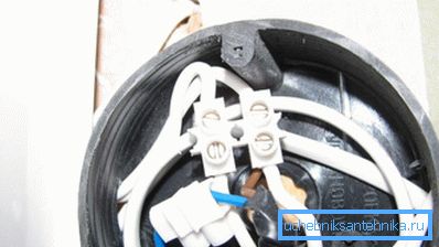 Para evitar el sobrecalentamiento debido al mal contacto en las conexiones, use almohadillas en lugar de giros. Para evitar el sobrecalentamiento debido al mal contacto en las conexiones, use almohadillas en lugar de giros.