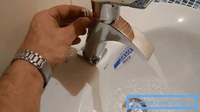 Para revisar la alcantarilla, es suficiente recoger un fregadero lleno de agua y drenarla. Para revisar la alcantarilla, es suficiente recoger un fregadero lleno de agua y drenarla.