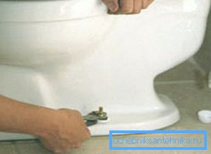 Para retirar el recipiente, es necesario desatornillar los pernos. Para retirar el recipiente, es necesario desatornillar los pernos.