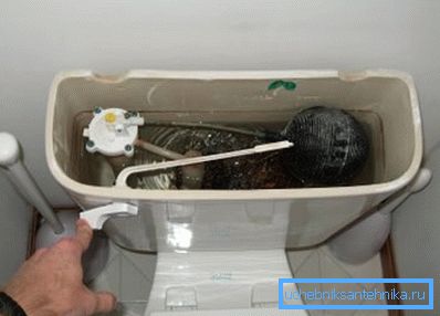 Para asegurarse de que no haya exceso de humedad en el inodoro y la cisterna, espere hasta que el contenedor esté completamente lleno y drénelo varias veces seguidas. Para asegurarse de que no haya exceso de humedad en el inodoro y la cisterna, espere hasta que el contenedor esté completamente lleno y drénelo varias veces seguidas.