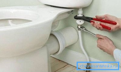 Para que el agua entre en el tanque en silencio, compre un recipiente con una entrada de agua inferior. Para que el agua entre en el tanque en silencio, compre un recipiente con una entrada de agua inferior.