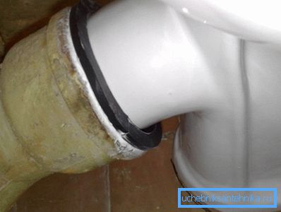 El tubo de alcantarillado de hierro fundido de 100 mm conectado a un inodoro.
