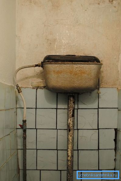 Inodoro fundido de hierro fundido de una vieja muestra. Inodoro fundido de hierro fundido de una vieja muestra.