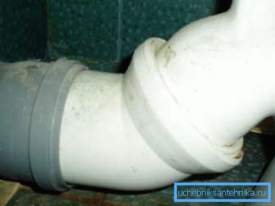 Incluso una ligera desviación puede desalojar el sello de las encías y causar humedad e incluso fugas con cada descarga de agua del tanque. Incluso una ligera desviación puede desalojar el sello de las encías y causar humedad e incluso fugas con cada descarga de agua del tanque.