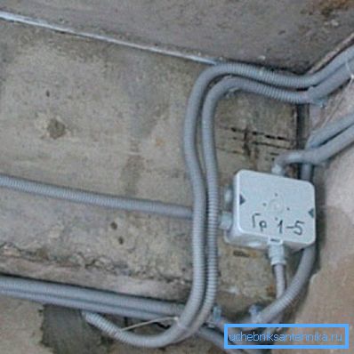Incluso la instalación interna debe realizarse de tal manera que cree la mayor estanqueidad posible y evite que la humedad entre en el interior de la tubería durante la operación. Incluso la instalación interna debe realizarse de tal manera que cree la mayor estanqueidad posible y evite que la humedad entre en el interior de la tubería durante la operación.