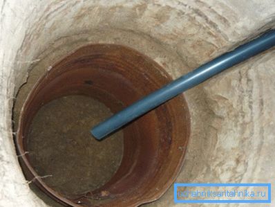 Hacemos un desagüe a partir de un tubo de plástico. Hacemos un desagüe a partir de un tubo de plástico.
