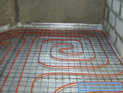 Hacemos un piso caliente en el apartamento desde la calefacción central. Hacemos un piso caliente en el apartamento desde la calefacción central.